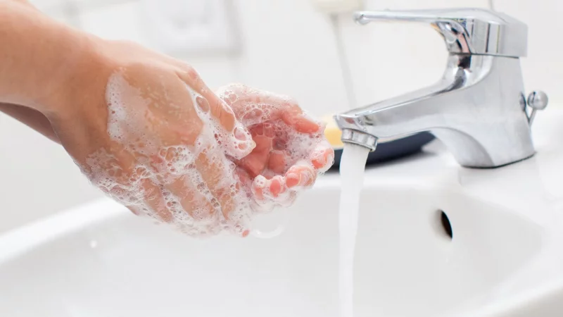 Prävention in der Erkältungszeit: Händewaschen ist eine einfache und effektive Schutzmaßnahme. - © Christin Klose/dpa-tmn