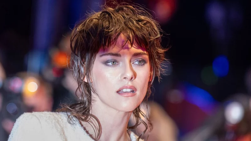 Schauspielerin Kristen Stewart zeigte den Frisuren-Trend Mullet schon 2024 auf dem Roten Teppich. Im Gegensatz zum &laquo;Vokuhila&raquo; ist er nat&uuml;rlicher und eleganter. - &copy; Monika Skolimowska/dpa/dpa-tmn