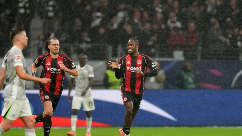 Michy Batshuayi (Eintracht Frankfurt, r.) jubelt nach einem Treffer. In Leipzig musste er verletzt vom Platz. (Archivbild) - © Thomas Frey/dpa