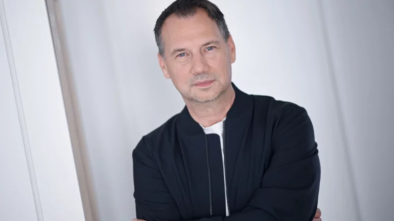 Sebastian Fitzek ist bekannt f&uuml;r seine spannungsgeladenen Psychothriller (Archivbild). - &copy; Britta Pedersen/dpa