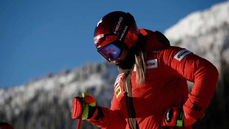 Die Schweizerin Corinne Suter muss verletzungsbedingt mehrere Wochen aussetzen. (Archivbild) - © Gabriele Facciotti/AP/dpa
