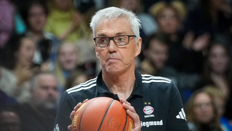 Gordon Herbert und die Bayern-Basketballer feiern einen wichtigen Sieg in der Euroleague. - &copy; Soeren Stache/dpa