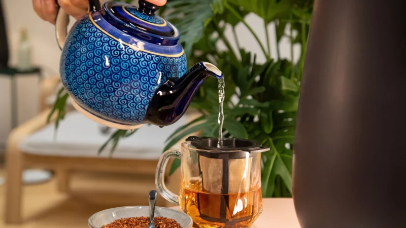 Der Tee mit besonderem Aroma: Rooibos schmeckt s&uuml;&szlig;lich wie Schwarztee, ist aber koffeinfrei. - &copy; Christin Klose/dpa-tmn