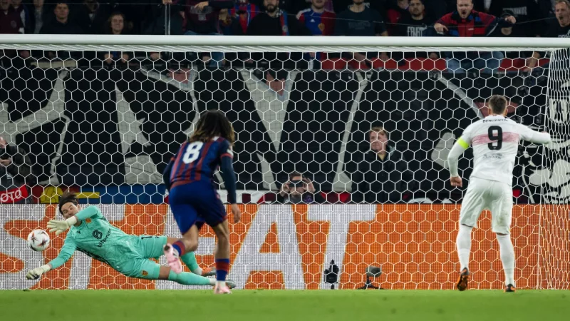 Scheiterte in Basel per Elfmeter: Stuttgarts Ermedin Demirovic (r.). - &copy; Andreas Becker/KEYSTONE/dpa