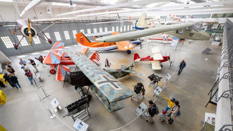 Das aus den Best&auml;nden des Deutschen Museums stammende niederl&auml;ndische Fokker-Jagdflugzeug wurde fr&uuml;her in Schlei&szlig;heim ausgestellt, hier im Vordergrund. (Archivbild) - &copy; Peter Kneffel/dpa