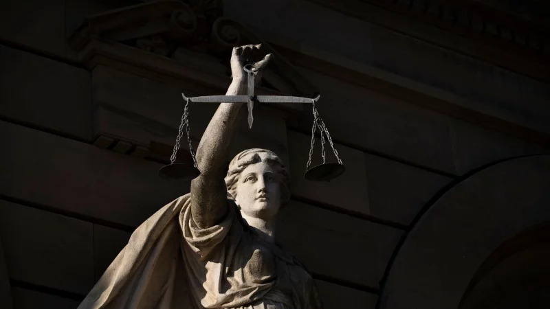 Stimmt der leibliche Vater einer Änderung des Nachnamens seines Kindes nicht zu, kann das Familiengericht seine Einwilligung ersetzen - wenn dies dem Kindeswohl dient. - © Stefan Puchner/dpa/dpa-tmn