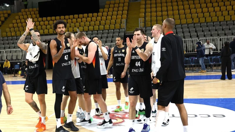 Deutschlands Basketballer freuen sich über einen glanzlosen Sieg. - © Matthias Stickel/dpa