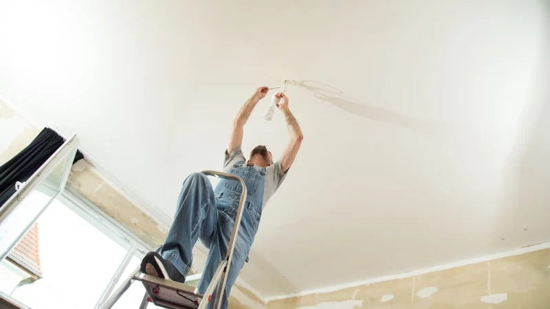 Das Anbringen von Lampen erledigen viele selbst. Doch was ist, wenn man von der Leiter st&uuml;rzt und sich schwer verletzt? - &copy; Christin Klose/dpa-tmn