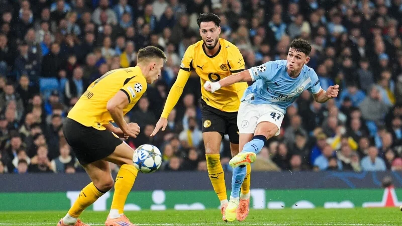 Foden (rechts) bekam f&uuml;r seine Leistung gegen Dortmund international viel Anerkennung. - &copy; Martin Rickett/PA Wire/dpa