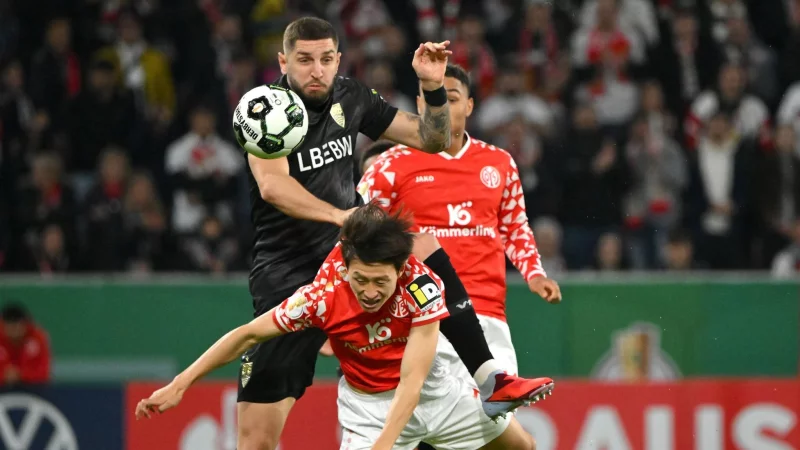 Standen sich nach gerade einmal 72 Stunden erneut gegen&uuml;ber: der FSV Mainz 05 um Jae-Sung Lee (v.) und der VfB Stuttgart um Jeff Chabot. - &copy; Torsten Silz/dpa