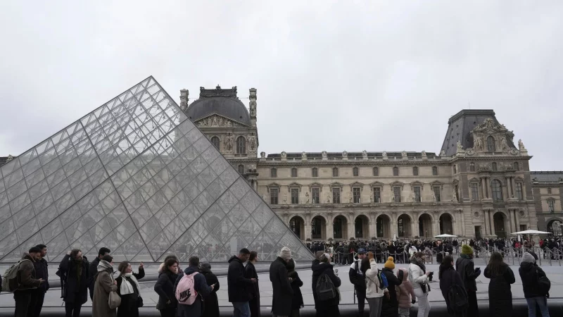 Mehr Besucher, mehr Einnahmen - doch die Hallen &auml;chzen unter dem Gewicht des Erfolgs. - &copy; Thibault Camus/AP/dpa