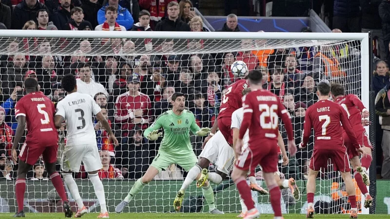 Liverpools Alexis Mac Allister trifft per Kopf gegen Real Madrid. - &copy; Peter Byrne/PA Wire/dpa