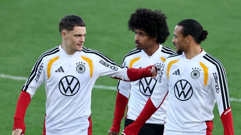 Leroy San&eacute; (r) spielt bei der Nationalmannschaft praktisch auf Bew&auml;hrung. - &copy; Christian Charisius/dpa