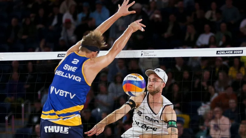 Der Schwede Jonatan Hellvig blockt Clemens Wickler (r) im WM-Halbfinale. - © Matt Turner/AAP/dpa