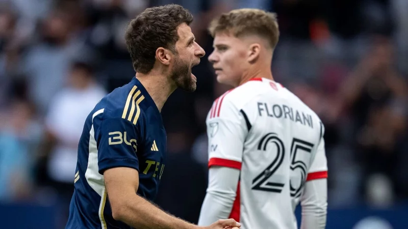 Thomas M&uuml;ller (links) hatte beim 4:1 mit Vancouver viel zu Jubeln. - &copy; ETHAN CAIRNS/The Canadian Press/AP/dpa