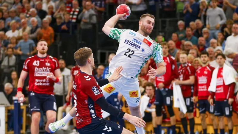 Lukas Mertens und die Bundesliga-Handballer des SC Magdeburg lösten die Pflichtaufgabe bei GWD Minden souverän. - © Michael Hundt/dpa