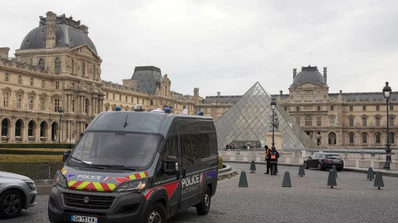 Die Polizei hat nach dem Einbruch im Louvre alle Hauptverd&auml;chtigen gefasst. (Archivbild) - &copy; Thibault Camus/AP/dpa