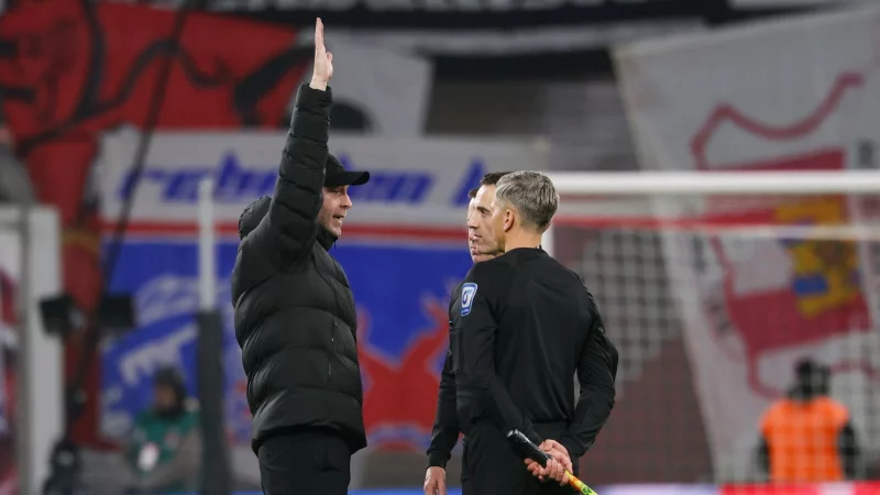 Trainer Ole Werner (RB Leipzig) diskutiert mit dem Schiedsrichterteam um Schiedsrichter Benjamin Brand. - &copy; Jan Woitas/dpa