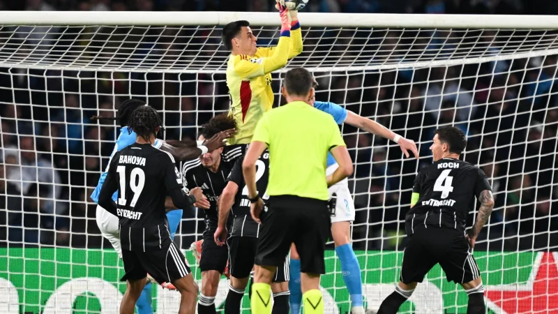 Die Spieler von Eintracht Frankfurt um Robin Koch (r) vermissten beim Gastspiel in Neapel die eigenen Fans. - &copy; Arne Dedert/dpa