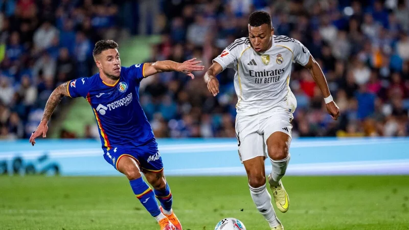 Superstar Kylian Mbappé (r) verhalf Real Madrid zum Arbeitssieg in Getafe. - © Alberto Gardin/ZUMA Press Wire/dpa