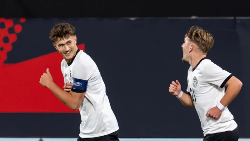 Tom Bischof (l) hatte gegen Malta hatte Spa&szlig; im Zusammenspiel mit Lennart Karl. - &copy; Daniel Karmann/dpa