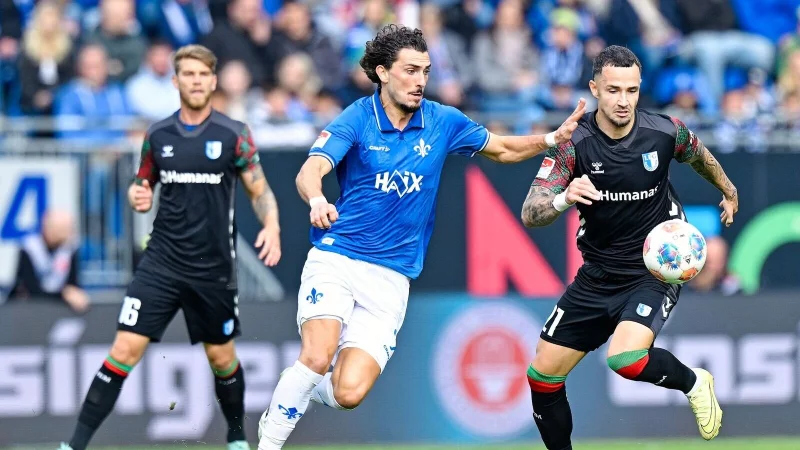 Viel Mittelfeld-Kampf beim Zweitliga-Duell in Darmstadt. - © Uwe Anspach/dpa