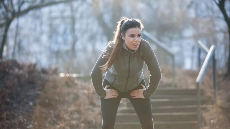 Gruß vom Bauchfell: Seitenstechen bremst Läuferinnen und Läufer aus. - © Christin Klose/dpa-tmn