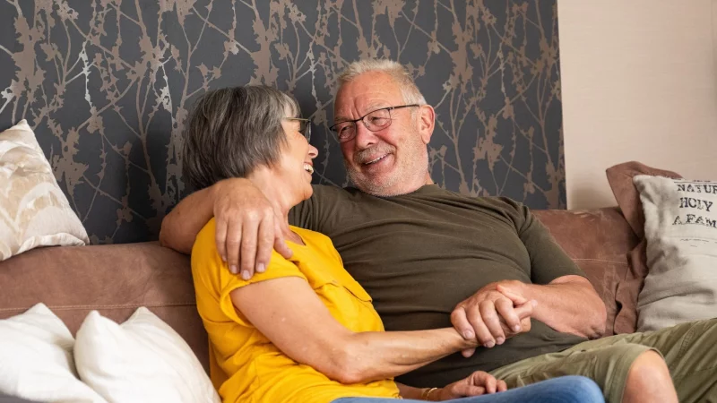 Der Witwer hat eine neue Partnerin gefunden. Auch Angehörige merken dann oft, dass das ihr Leben ebenfalls wieder erleichtert. - © Benjamin Nolte/dpa-tmn