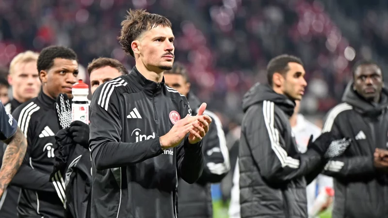 Fordert eine deutliche Steigerung in Barcelona: Eintracht-Kapitän Robin Koch. - © Jennifer Brückner/dpa