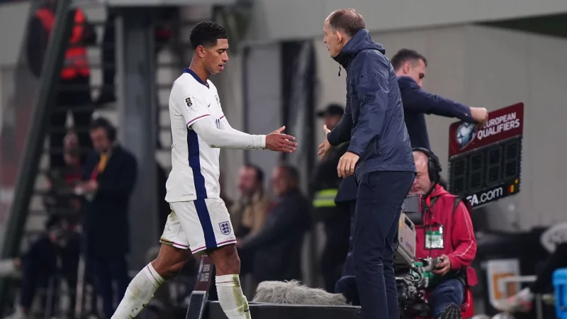 Jude Bellingham klatscht bei der Auswechslung noch mit Thomas Tuchel ab. - &copy; Bradley Collyer/PA Wire/dpa