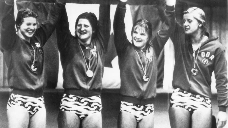 Olympiasiegerin Ulrike Schmidt (links) gibt jetzt in Aue Schwimmunterricht. (Archivbild) - &copy; picture-alliance/ dpa