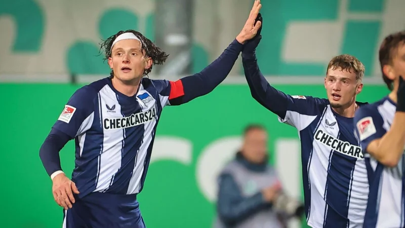 Herthas Fabian Reese (l) trifft gegen seinen früheren Verein Fürth. - © Daniel Karmann/dpa