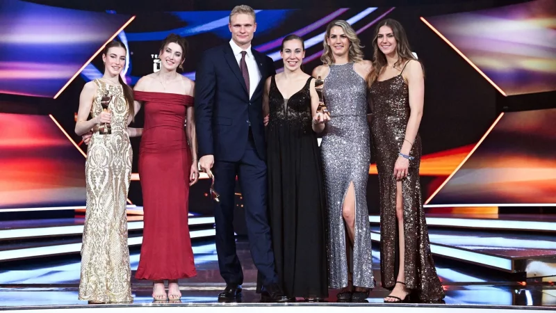 Im vergangenen Jahr gewannen die Sportgymnastin Darja Varfolomeev (l), der Ruderer Oliver Zeidler (3.v.l) und die 3x3-Basketballerinnen die Wahl zum «Sportler des Jahres». (Archivbild) - © Bernd Weißbrod/dpa