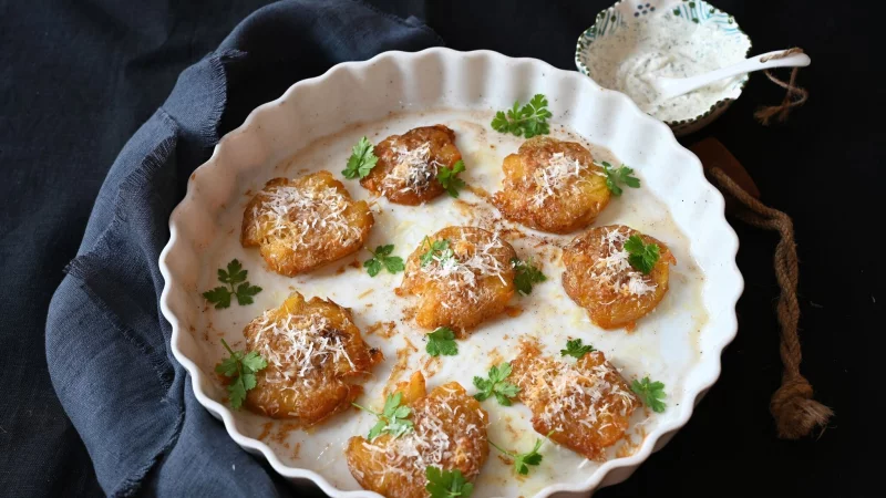 Zusammendr&uuml;cken erlaubt: Gequetscht werden die Kartoffeln im Ofen zu knusprigen Talern. - &copy; Julia Uehren/loeffelgenuss.de/dpa-tmn