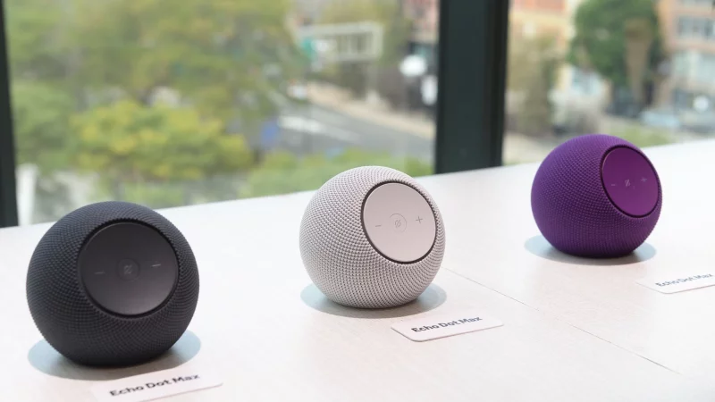 Lautsprecher-Kugeln: Die neuen Echo Dot Max von Amazon erinnern ein wenig an umgefallene Lautsprecher eines anderen Tech-Konzerns. - &copy; Andrej Sokolow/dpa/dpa-tmn