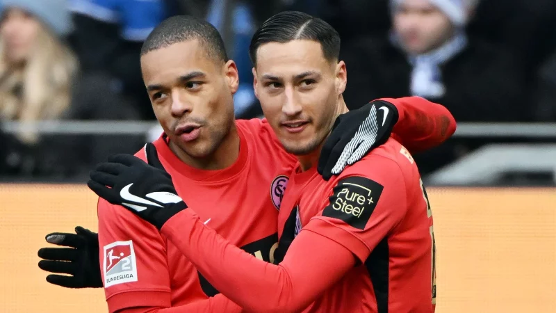 Younes Ebnoutalib (r) bestrafte einen Patzer der KSC-Defensive. - &copy; Uli Deck/dpa