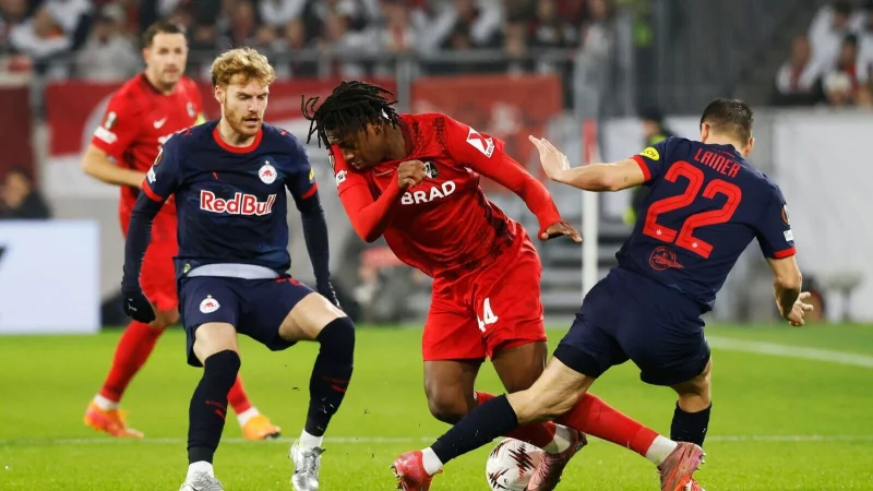 Freiburger Aktivposten: Mittelfeld-Juwel Johan Manzambi (M.). - © Philipp von Ditfurth/dpa