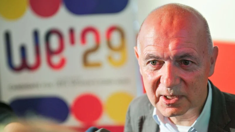 DFB-Pr&auml;sident Bernd Neuendorf denkt &laquo;perspektivisch&raquo; an eine M&auml;nner-WM in Deutschland - &copy; Sebastian Gollnow/dpa