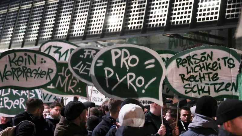 Am ersten Tag der Innenministerkonferenz in Bremen haben Hunderte Fußballfans gegen verschärfte Sicherheitsmaßnahmen beim Fußball demonstriert. - © Focke Strangmann/dpa