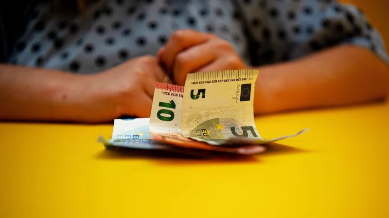 Das Geld wird knapp, der Monat ist aber noch lang? Einer &Uuml;berschuldungssituation geht oft eine Lebenskrise voraus. - &copy; Bernd Diekjobst/dpa-tmn