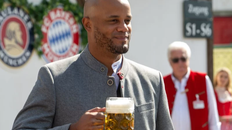 Ansto&szlig;en auf den zehnten Saisonsieg? Bayern-Coach Vincent Kompany in Oktoberfest-Tracht. - &copy; Stefan Puchner/dpa