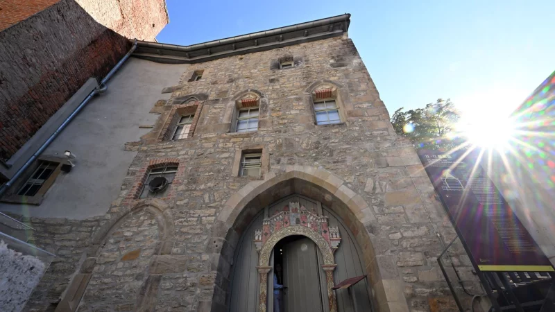 Die Sonne scheint in den Innenhof der Alten Synagoge. Sie geh&ouml;rt zu den j&uuml;disch-mittelalterlichen St&auml;tten Erfurts. - &copy; Martin Schutt/dpa/dpa-tmn