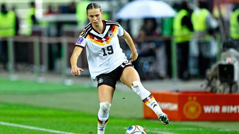 Am Ball die vielleicht beste deutsche Spielerin: Klara B&uuml;hl. (Archivbild) - &copy; Uwe Anspach/dpa