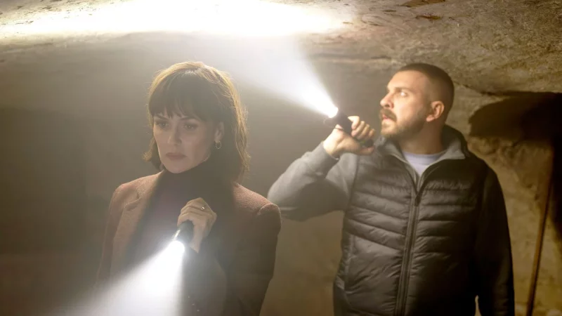 Maryam Azadi (Melika Foroutan) und Hamza Kulina (Edin Hasanovic) in einer Szene aus der Folge «Licht» aus der Krimireihe «Tatort» (undatiert). Die Folge «Tatort: Licht» wird am 30.11.2025 in der ARD ausgestrahlt. - © Tatiana Vdovenko/HR/Sommerhaus/ARD/dpa