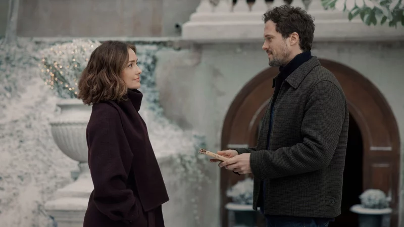 Minka Kelly und Tom Wozniczka spielen im romantischen Weihnachtsfilm &laquo;Champagne Problems&raquo;. - &copy; Mika Cotellon/Netflix/dpa
