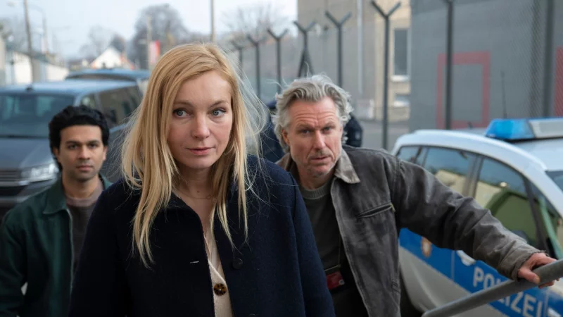 Tayfun Bastürk (Altamasch Noor, links), Judith Schrader (Nadja Uhl) und Jochen Montag (Dirk Borchardt) rücken zur Durchsuchung an. - © Christoph Assmann/ZDF/dpa