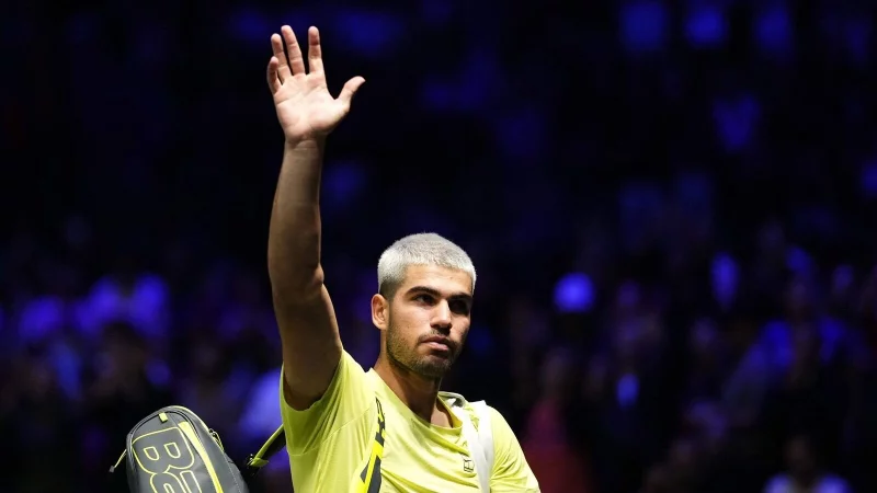 Carlos Alcaraz verabschiedet sich schon nach der zweiten Runde aus Paris. - &copy; Dimitar Dilkoff/AFP/dpa