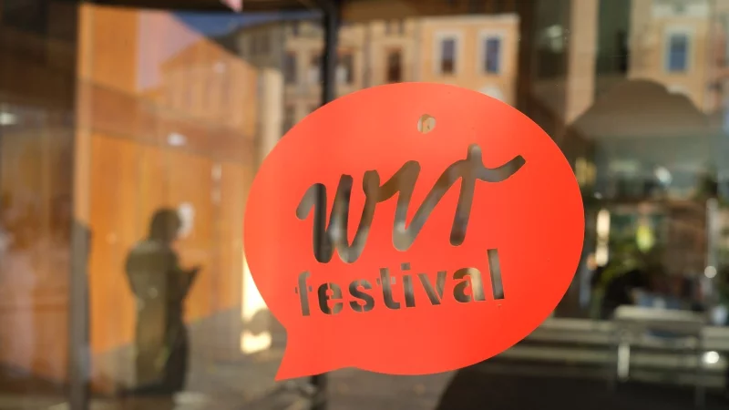 &laquo;Wir Festival&raquo; ist an der T&uuml;r eines H&ouml;rsaalgeb&auml;udes der Martin-Luther-Universit&auml;t Halle zu lesen. - &copy; Sebastian Willnow/dpa