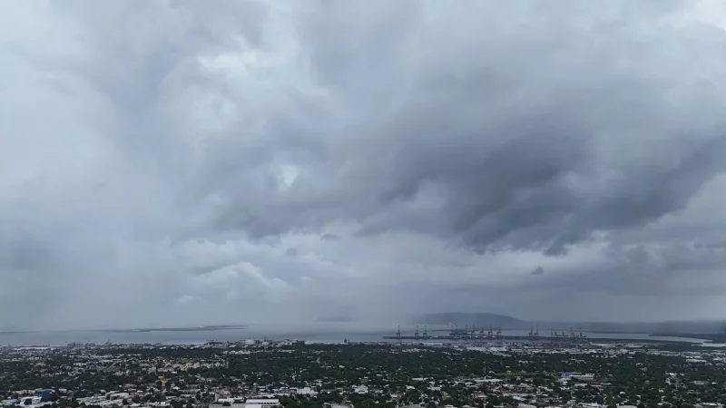 Wolken bedecken Kingston vor der vorhergesagten Ankunft des Hurrikans &laquo;Melissa&raquo;. Reisende sollten unbedingt &uuml;ber die Lage informiert bleiben und m&ouml;gliche Evakuierungsanordnungen und andere Hinweise der Beh&ouml;rden befolgen. - &copy; Matias Delacroix/AP/dpa-tmn