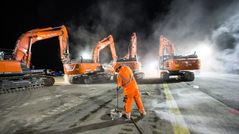 Bauarbeiten auf dem Flughafen finden oft nachts statt, wenn kein Flugbetrieb herrscht. Für solche Nachtschichten muss der Arbeitgeber einen Ausgleich gewähren. - © Andreas Arnold/dpa/dpa-tmn
